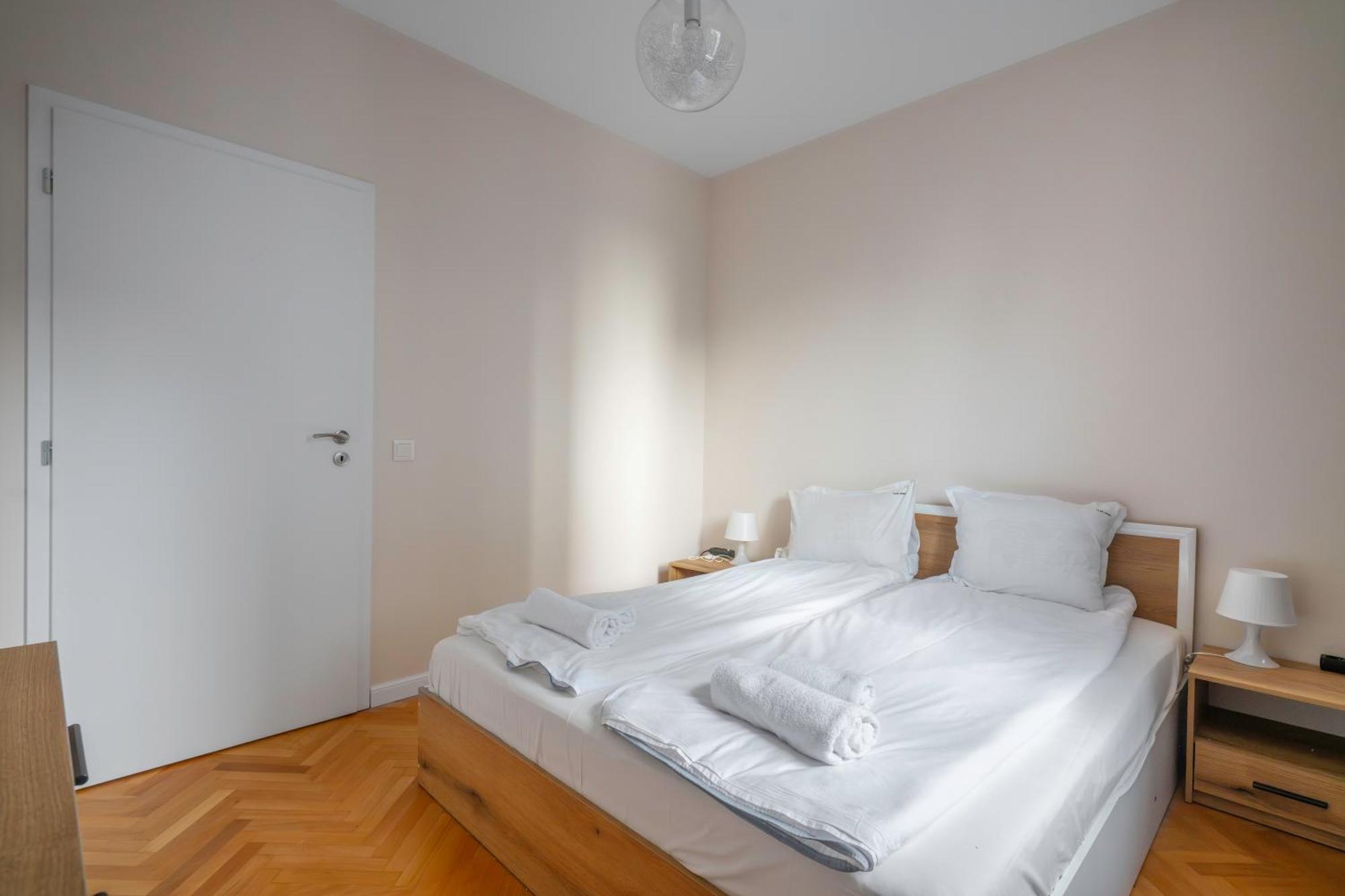 New With The View - 2bd Bright Flat Near Ndk