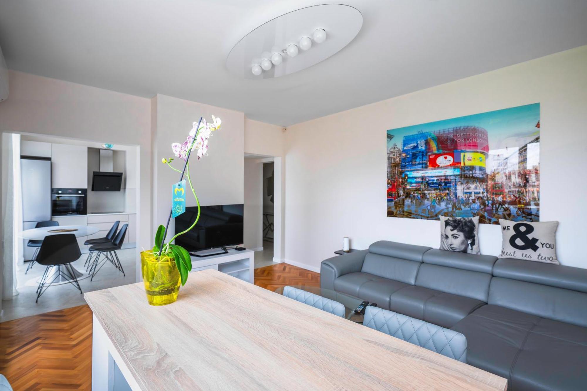New With The View - 2bd Bright Flat Near Ndk *